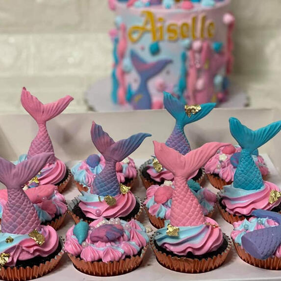 Cupcakes with fondant topper